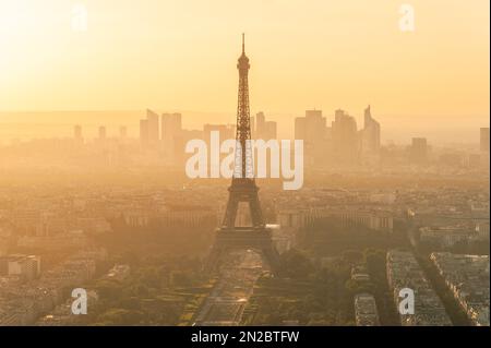 Stadtbild von Paris in der Dämmerung mit Eiffelturm Stockfoto