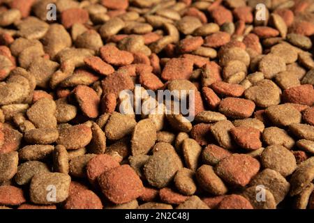Nahaufnahme des Hintergrunds von Trockenfuttergranulat für Haustiere Stockfoto