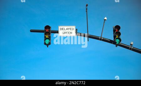 Warnschild für Straßenbeleuchtung an der Kreuzung Stockfoto