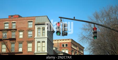 Warnschild für Straßenbeleuchtung an der Kreuzung Stockfoto