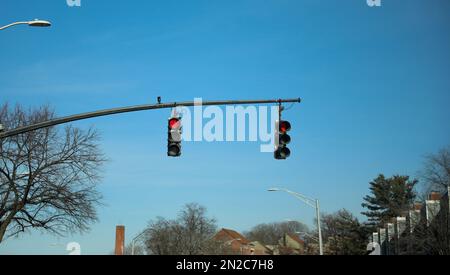 Warnschild für Straßenbeleuchtung an der Kreuzung Stockfoto