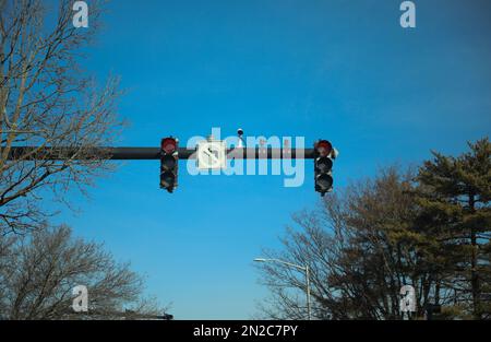 Warnschild für Straßenbeleuchtung an der Kreuzung Stockfoto