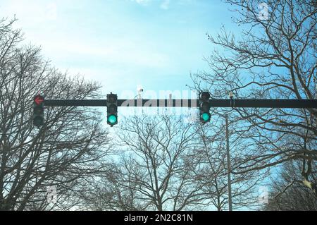 Warnschild für Straßenbeleuchtung an der Kreuzung Stockfoto