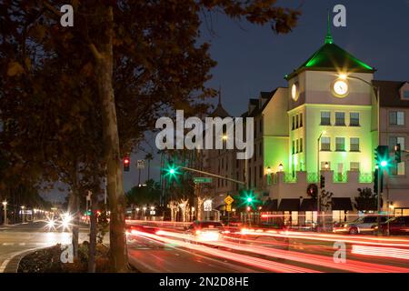 Die Skyline von Carson, Kalifornien, USA, bei Nacht. Stockfoto