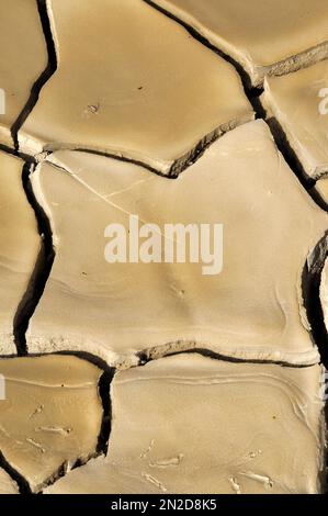 Getrockneter Lehmboden mit tiefen Furchen Stockfoto