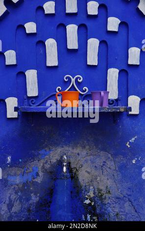 Tassen an öffentlichen Brunnen, Chefchaouen, Nordmarokko, Tanger-Tetouan-Al Hoceima, Marokko Stockfoto