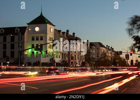 Carson, Kalifornien, USA - 25. November 2022: Nachtverkehr durch die Innenstadt von Carson. Stockfoto