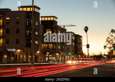 Carson, Kalifornien, USA - 25. November 2022: Nachtverkehr durch die Innenstadt von Carson. Stockfoto