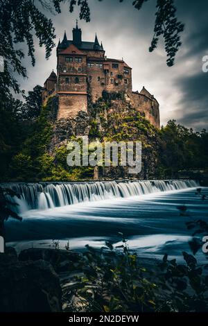 Aussichtspunkt von Schloss Kriebstein und Schloss Zschopau mit einem Wehr im Vordergrund, Sachsen, Deutschland Stockfoto