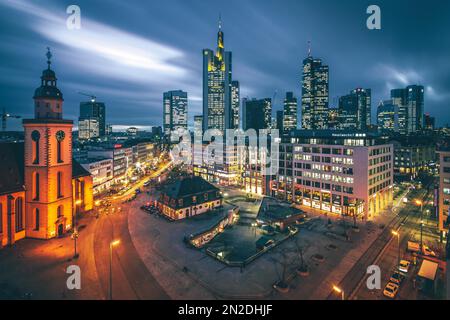 Die Hauptwache, Blick von oben auf einen Platz mit Geschäften und Restaurants, im Hintergrund die Skyline am Abend beleuchtet, Frankfurt, Hessen Stockfoto