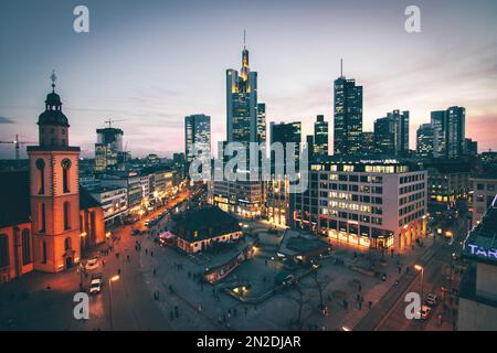 Die Hauptwache, Blick von oben auf einen Platz mit Geschäften und Restaurants, im Hintergrund die Skyline und einen romantischen Sonnenuntergang, Frankfurt, Hessen Stockfoto