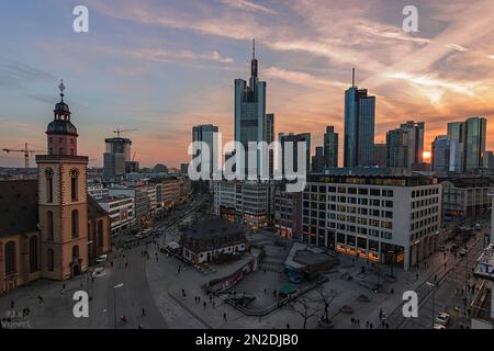 Die Hauptwache, Blick von oben auf einen Platz mit Geschäften und Restaurants, im Hintergrund die Skyline und einen romantischen Sonnenuntergang, Frankfurt, Hessen Stockfoto