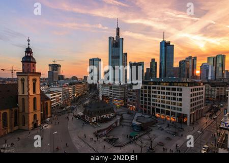 Die Hauptwache, Blick von oben auf einen Platz mit Geschäften und Restaurants, im Hintergrund die Skyline und einen romantischen Sonnenuntergang, Frankfurt, Hessen Stockfoto