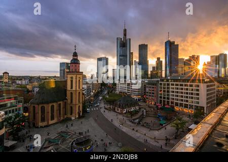 Die Hauptwache, Blick von oben auf einen Platz mit Geschäften und Restaurants, im Hintergrund die Skyline und einen romantischen Sonnenuntergang, Frankfurt, Hessen Stockfoto