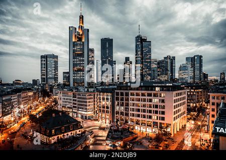 Die Hauptwache, Blick von oben auf einen Platz mit Geschäften und Restaurants, im Hintergrund die Skyline am Abend beleuchtet, Frankfurt, Hessen Stockfoto