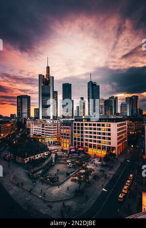 Die Hauptwache, Blick von oben auf einen Platz mit Geschäften und Restaurants, im Hintergrund die Skyline und einen romantischen Sonnenuntergang, Frankfurt, Hessen Stockfoto