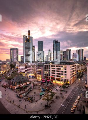 Die Hauptwache, Blick von oben auf einen Platz mit Geschäften und Restaurants, im Hintergrund die Skyline und einen romantischen Sonnenuntergang, Frankfurt, Hessen Stockfoto