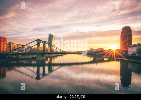 Blick über den Main bis zur Skyline von Frankfurt am Main bei Sonnenuntergang, abends, Sonnenuntergang mit Hintergrundbeleuchtung, Hessen, Deutschland Stockfoto