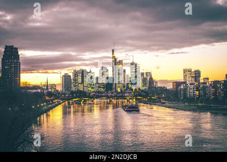 Blick über den Main bis zur Skyline von Frankfurt am Main bei Sonnenuntergang, abends, Sonnenuntergang mit Hintergrundbeleuchtung, Hessen, Deutschland Stockfoto