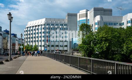 Die chinesische Botschaft auf dem Maerkischen Ufer und der Jannowitzbrücke in Berlin Stockfoto