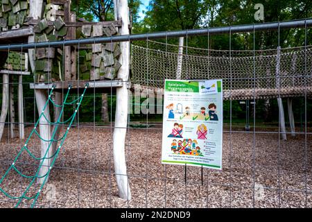 Schilder auf einem Kinderspielplatz im Stadtpark Norderstedt Stockfoto