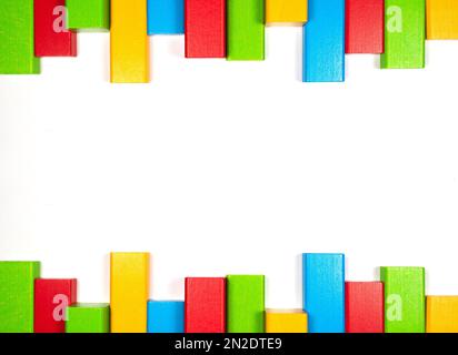 Rahmen oder Rahmen von bunten hölzernen Spielzeugblöcken, Holzziegel Hintergrundvorlage mit Kopierraum Stockfoto