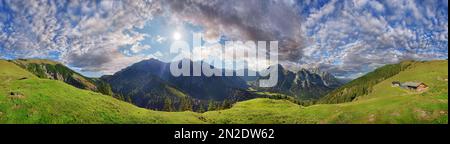 360 Panorama von der Hasentalm mit Blick auf das enge Tal bis zum Großen Ahornboden und den Karwendelgipfeln Sonnjoch, Bettlerkarspitze Stockfoto