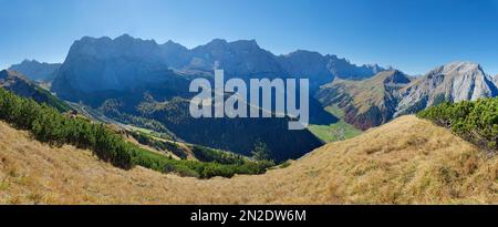 Panorama vom Gipfel des Gramaijoch mit dem Großen Ahornboden und den Karwendelgipfeln Sonnjoch, Lamsenjoch, Grubenkar und Gamsjoch, Engtal Stockfoto