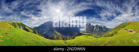 360 Panorama von der Hasentalm mit Blick auf das enge Tal bis zum Großen Ahornboden und den Karwendelgipfeln Sonnjoch, Bettlerkarspitze Stockfoto