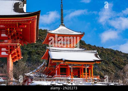 Kiyomizu-dera-Tempel Nio-mon-Tor (Tor von Deva), Nishi-Tor (Tor des Westens), Sanjunoto (dreistöckige Pagode) mit Schnee auf dem Dach im Winter. Kyoto Stockfoto