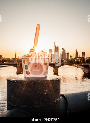 Eisbecher vor der Frankfurter Skyline. Sonnenstern gegen das Licht, Frankfurt am Main, Hessen, Deutschland Stockfoto