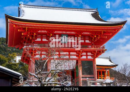 Kiyomizu Tempeltor von Deva mit Schnee im Winter. Kyoto, Japan. Japanische Übersetzung: Kiyomizu-dera-Tempel, wichtiges Kulturgut Nio-mon Gat Stockfoto