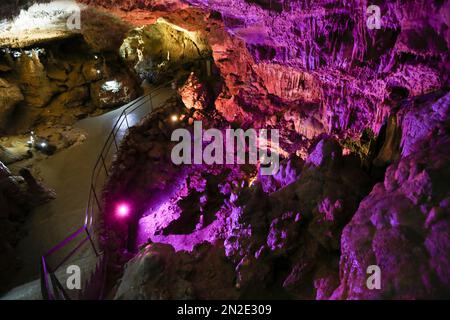 Baerenhoehle, Karlshoehle, Erpfinger Hoehle, Stalaktitenhöhle, weißer Jurassic Kalkstein, farbiges Licht, Sonnenbühl-Erpfingen Stockfoto