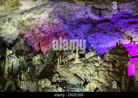 Baerenhoehle, Karlshoehle, Erpfinger Hoehle, Stalaktitenhöhle, weißer Jurassic Kalkstein, farbiges Licht, Sonnenbühl-Erpfingen Stockfoto