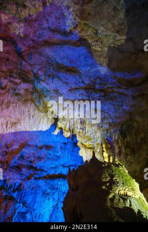 Baerenhoehle, Karlshoehle, Erpfinger Hoehle, Stalaktitenhöhle, weißer Jurassic Kalkstein, farbiges Licht, Sonnenbühl-Erpfingen Stockfoto