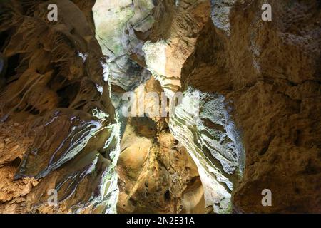 Baerenhoehle, Karlshoehle, Erpfinger Hoehle, Stalaktitenhöhle, weißer Jurassic-Kalkstein, Sonnenbühl-Erpfingen, Baden-Württemberg, Deutschland Stockfoto