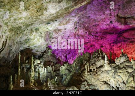 Baerenhoehle, Karlshoehle, Erpfinger Hoehle, Stalaktitenhöhle, weißer Jurassic Kalkstein, farbiges Licht, Sonnenbühl-Erpfingen Stockfoto