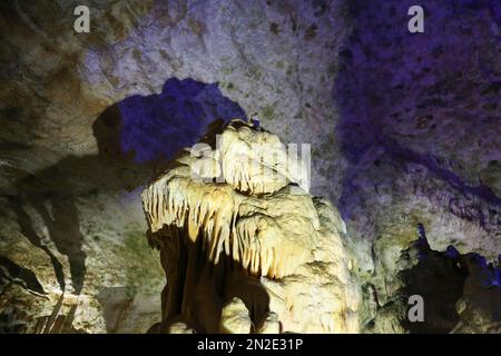 Baerenhoehle, Karlshoehle, Erpfinger Hoehle, Stalaktitenhöhle, weißer Jurassic Kalkstein, farbiges Licht, Sonnenbühl-Erpfingen Stockfoto