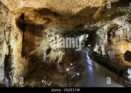 Baerenhoehle, Karlshoehle, Erpfinger Hoehle, Stalaktitenhöhle, weißer Jurassic-Kalkstein, Sonnenbühl-Erpfingen, Baden-Württemberg, Deutschland Stockfoto