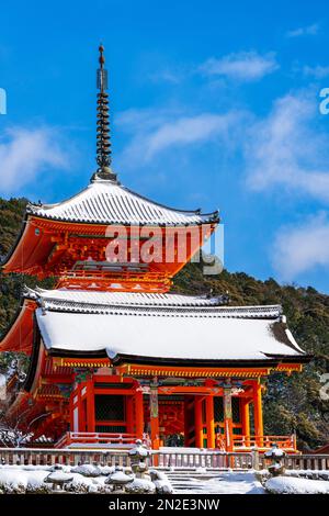 Kiyomizu-dera Tempel Sanjunoto (dreistöckige Pagode) mit Schnee auf dem Dach im Winter. Kyoto, Japan. Stockfoto