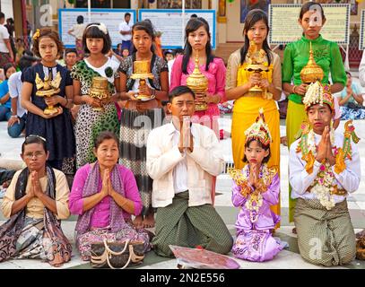 Ortungszeremonie in Shwedagon Pagode, Yangoon, Myanmar, Yangoon, Myanmar Stockfoto