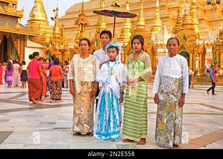 Ortungszeremonie in Shwedagon Pagode, Yangoon, Myanmar, Yangoon, Myanmar Stockfoto