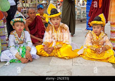 Ortungszeremonie in Shwedagon Pagode, Yangoon, Myanmar, Yangoon, Myanmar Stockfoto