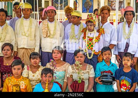 Ortungszeremonie in Shwedagon Pagode, Yangoon, Myanmar, Yangoon, Myanmar Stockfoto