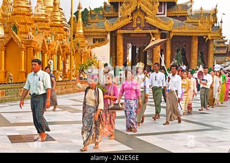 Ortungszeremonie in Shwedagon Pagode, Yangoon, Myanmar, Yangoon, Myanmar Stockfoto