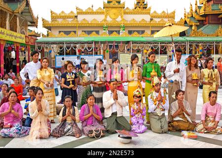 Ortungszeremonie in Shwedagon Pagode, Yangoon, Myanmar, Yangoon, Myanmar Stockfoto