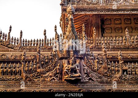 Kloster Shwenandaw mit Holzschnitzereien, Mandalay, Myanmar, Mandalay, Myanmar Stockfoto