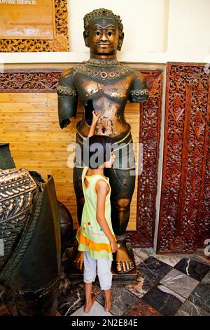 Khmeher-Statue für Glück, Mahamuni-Pagode, Mandalay, Myanmar Stockfoto