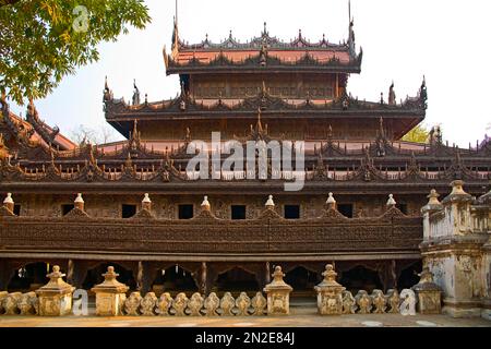 Kloster Shwenandaw mit Holzschnitzereien, Mandalay, Myanmar Stockfoto