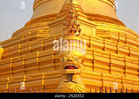 Zentrum von Stupa, Marmortafeln mit buddhistischen Lehren aus Theravada, Kuthodaw Pagode, Mandalay, Myanmar Stockfoto